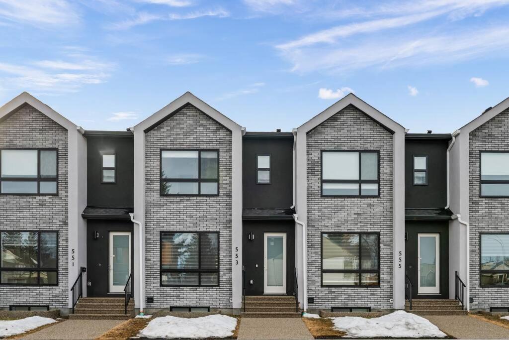 Townhome w Free Parking & Fast Wi-Fi