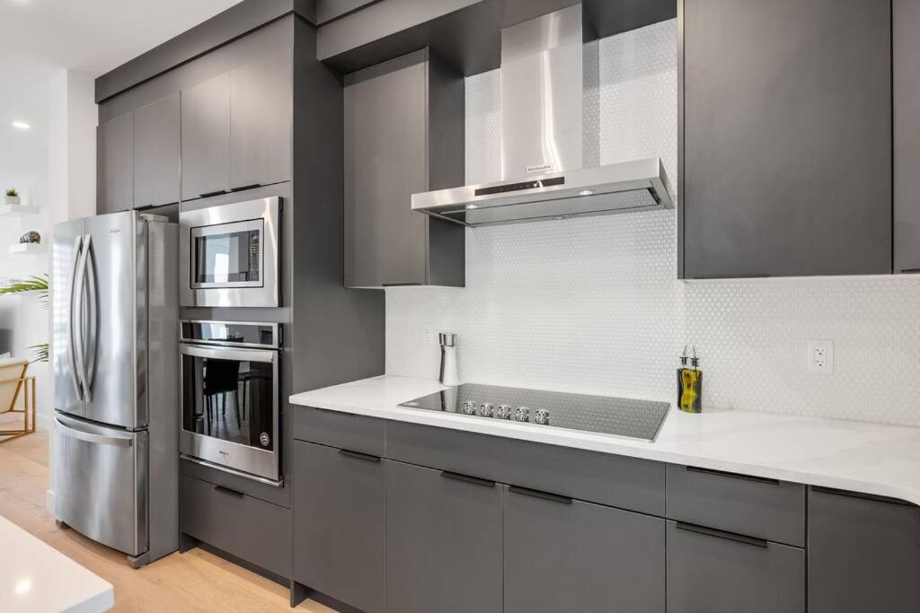 Townhome w Free Parking & Fast Wi-Fi