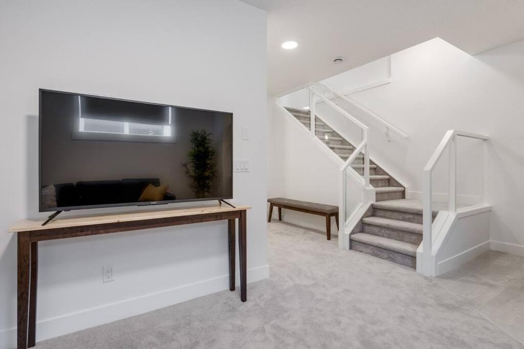 Townhome w Free Parking & Fast Wi-Fi