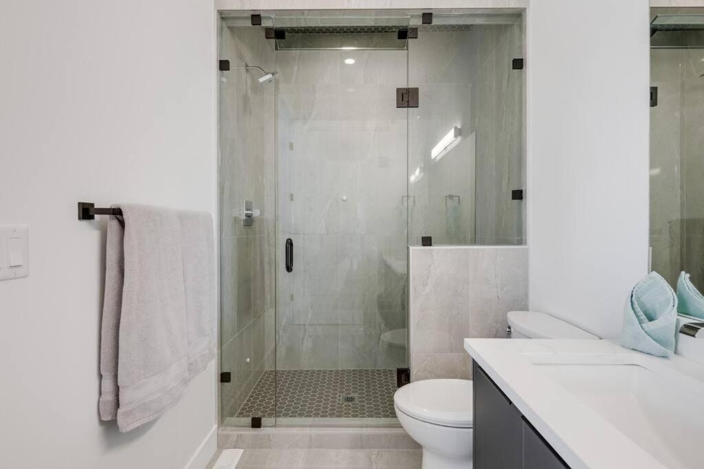 Townhome w Free Parking & Fast Wi-Fi