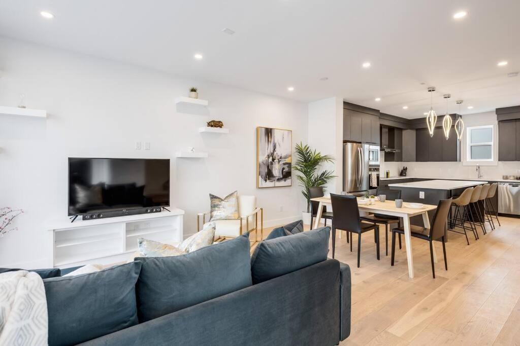 Townhome w Free Parking & Fast Wi-Fi