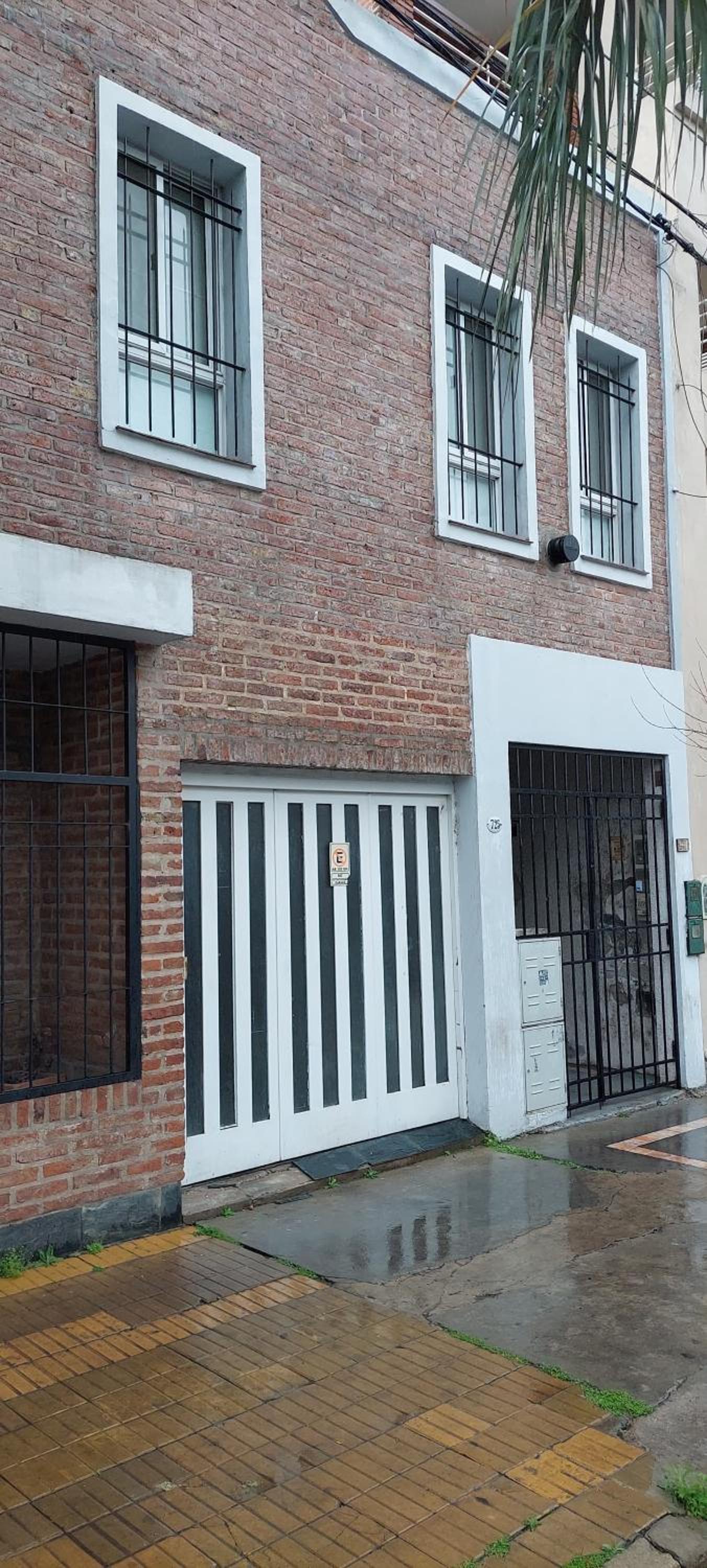 Departamento a pocas cuadras del centro con terraza - Image 1