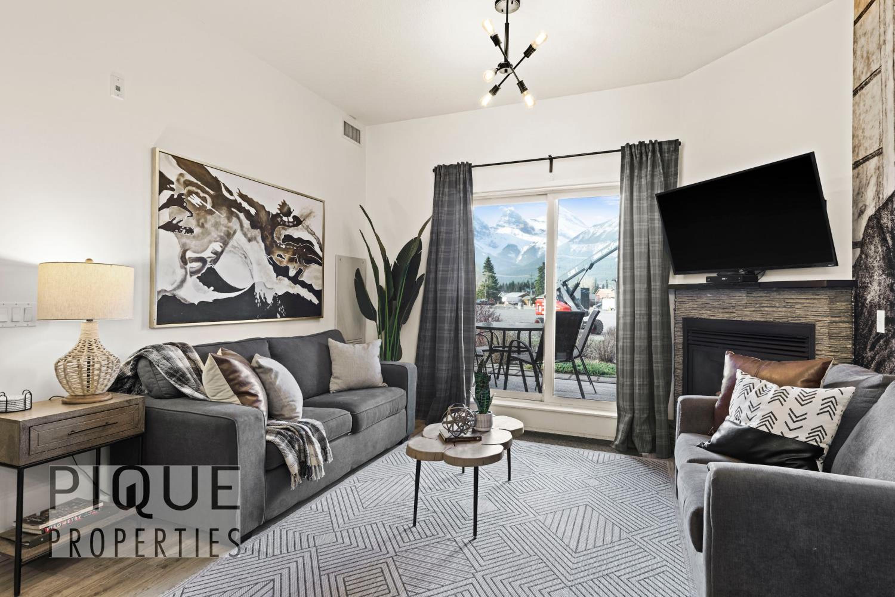 Mountain Haven Retreat, Pool & Hot Tub, UG Parking, Fitness Centre, WiFi!