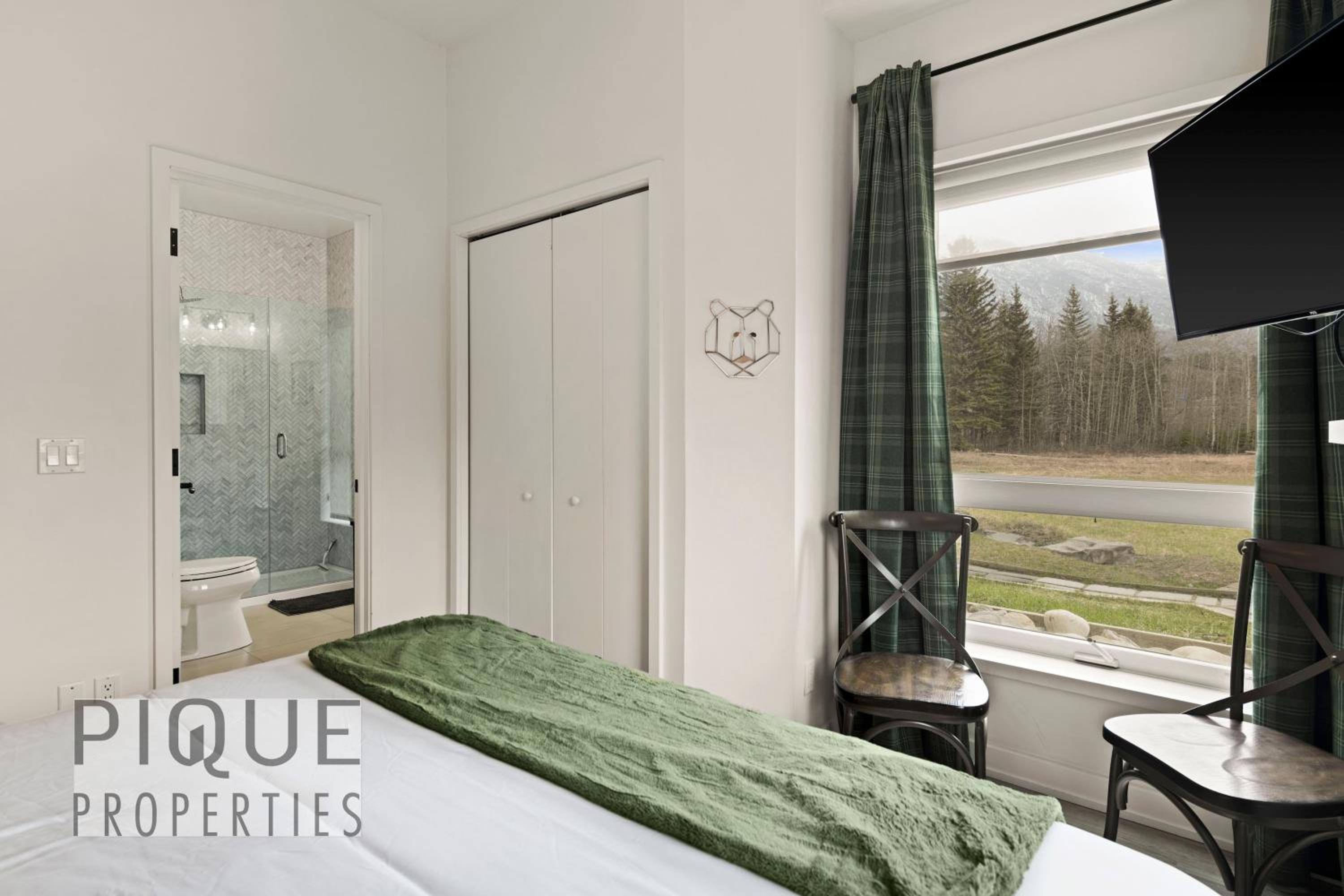 Mountain Haven Retreat, Pool & Hot Tub, UG Parking, Fitness Centre, WiFi! view 3