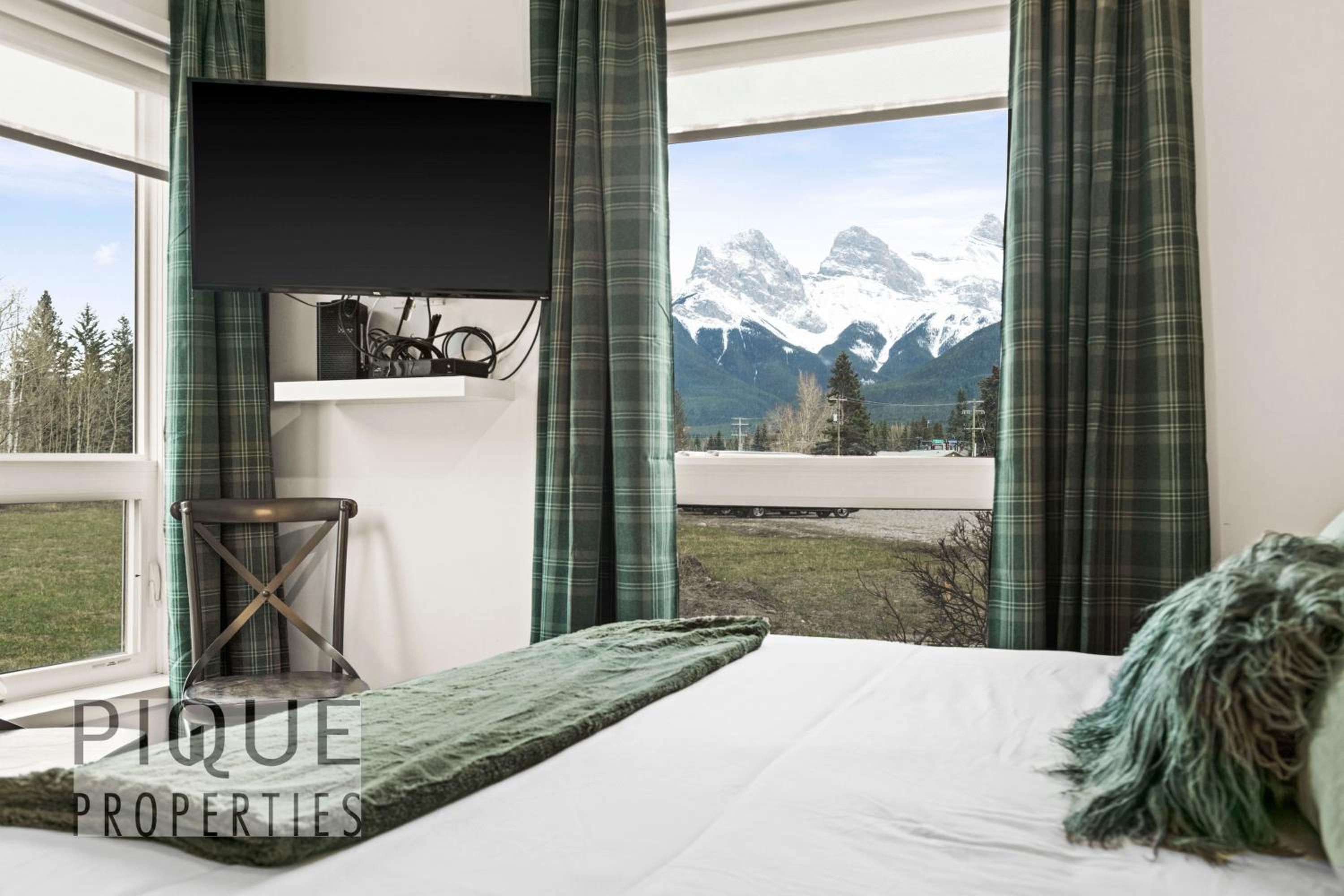 Mountain Haven Retreat, Pool & Hot Tub, UG Parking, Fitness Centre, WiFi! view 2