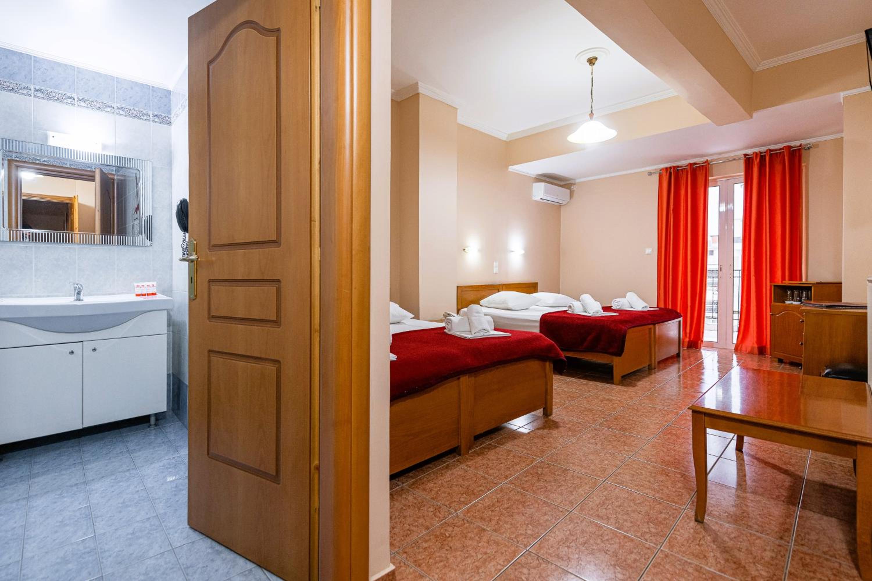 Faros II en Piraeus — hotel room