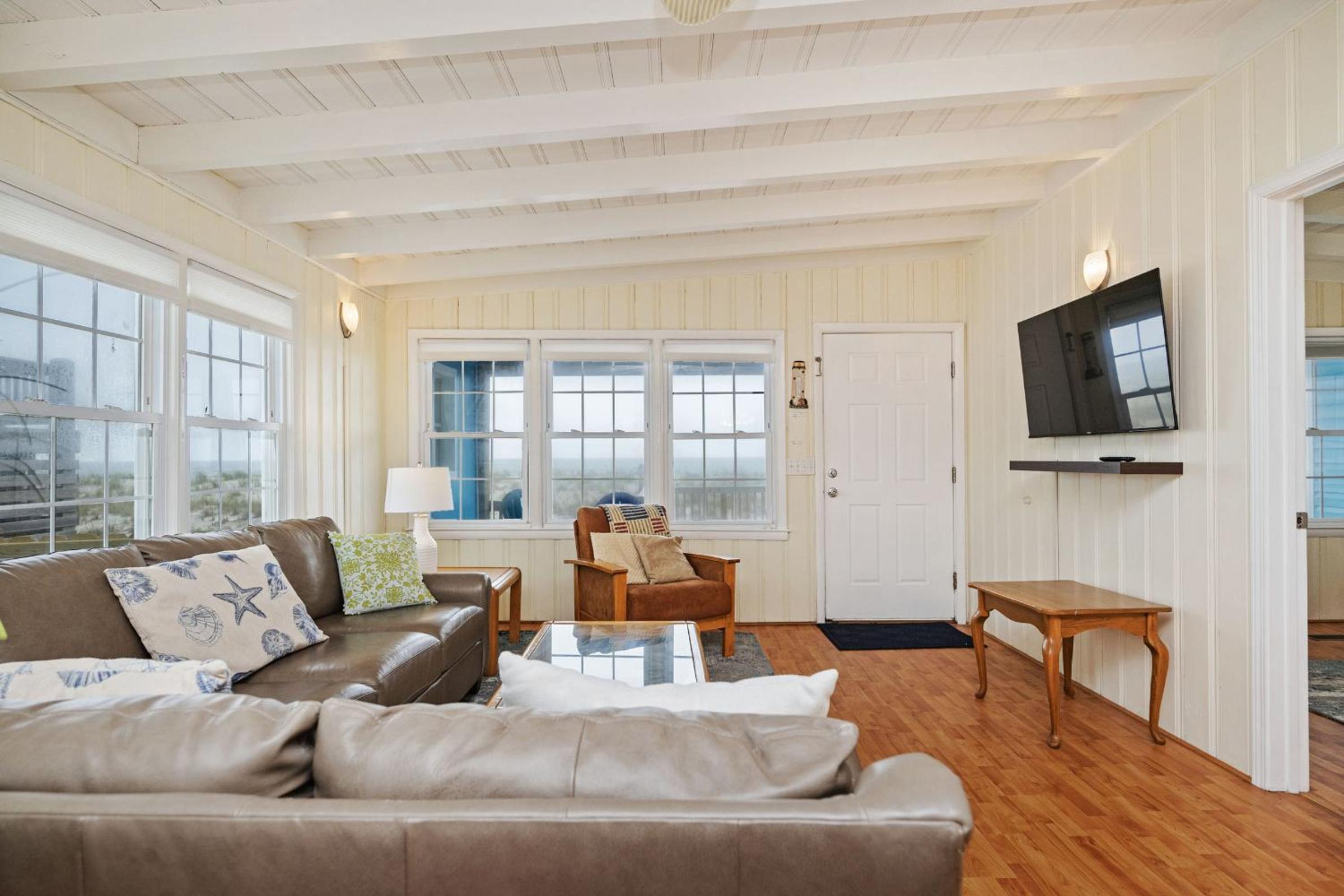 Smart Pelican by Oak Island Accommodations view 3