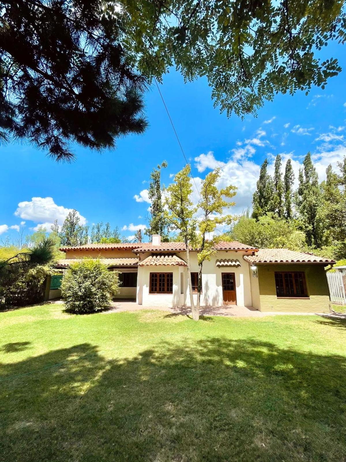 Hermosa y amplia casa en la mejor ubicacion de Chacras, con piscina y jardin