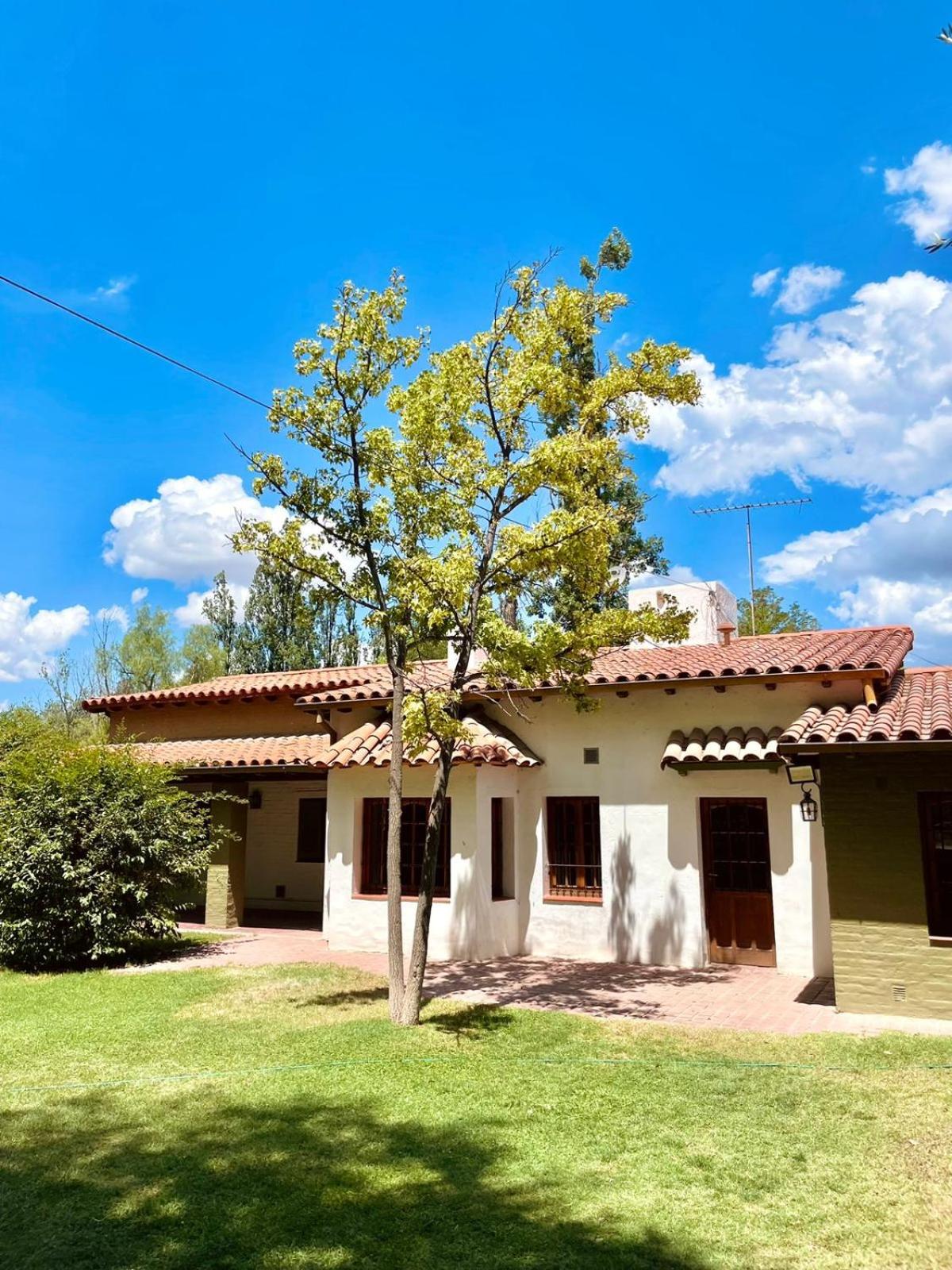 Hermosa y amplia casa en la mejor ubicacion de Chacras, con piscina y jardin