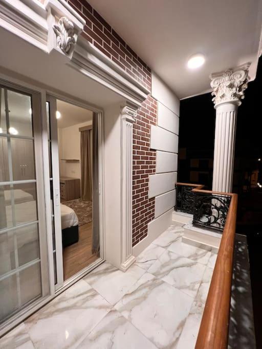 White Palace Suite AUC St