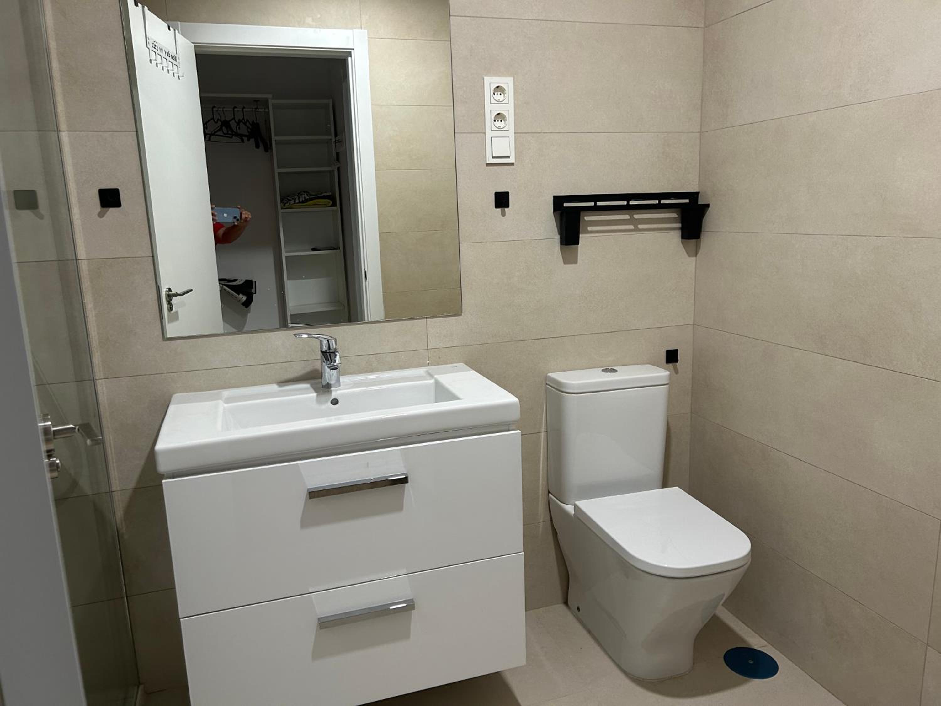 Luxury tower pool&free parking 10 min to historical center