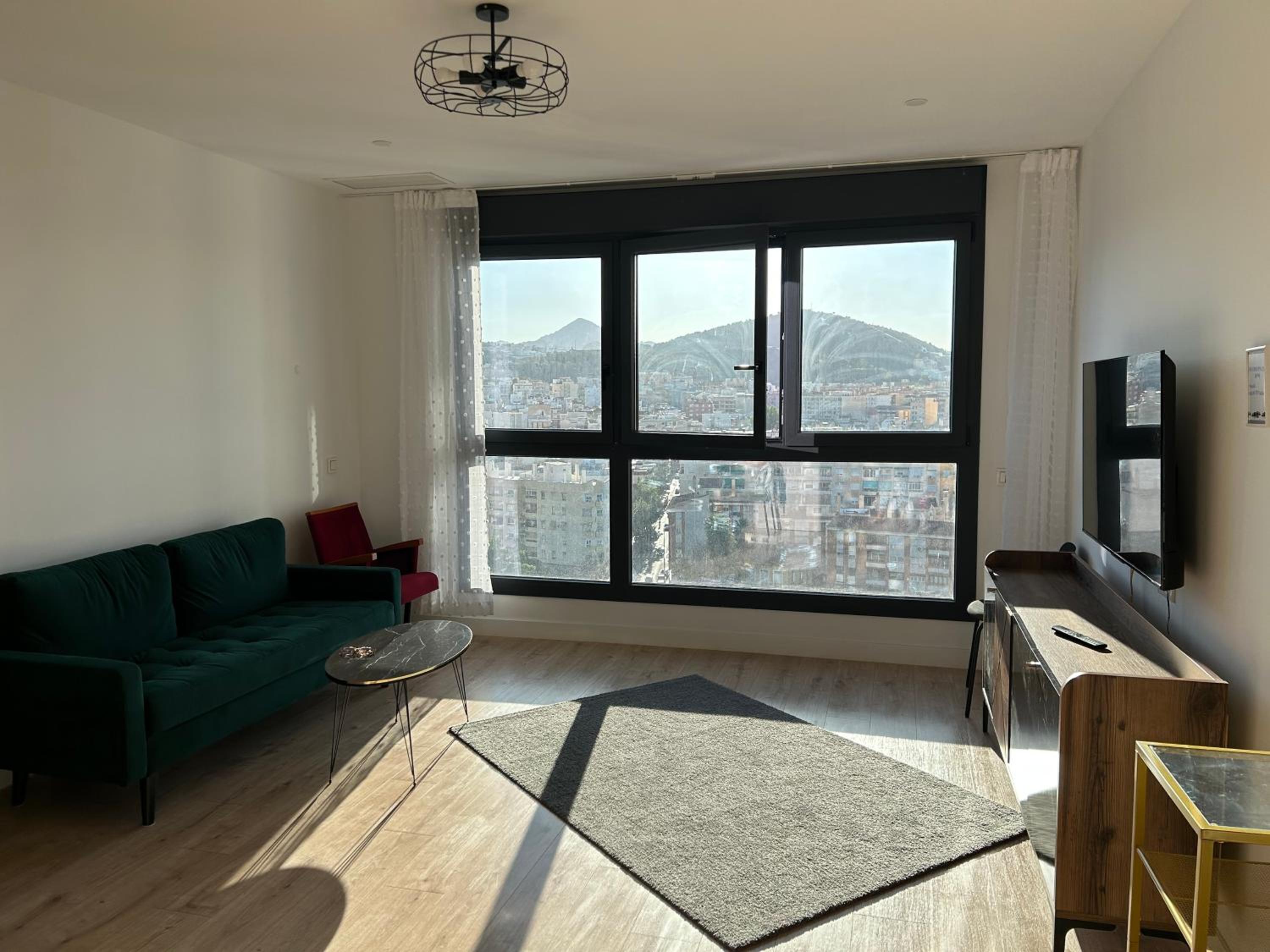 Luxury tower pool&free parking 10 min to historical center