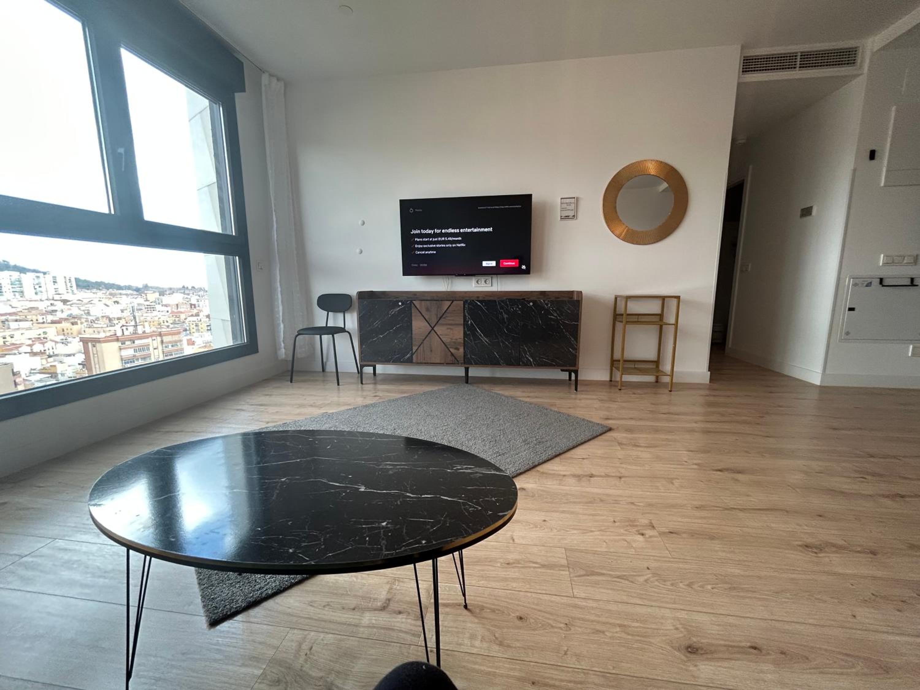 Luxury tower pool&free parking 10 min to historical center