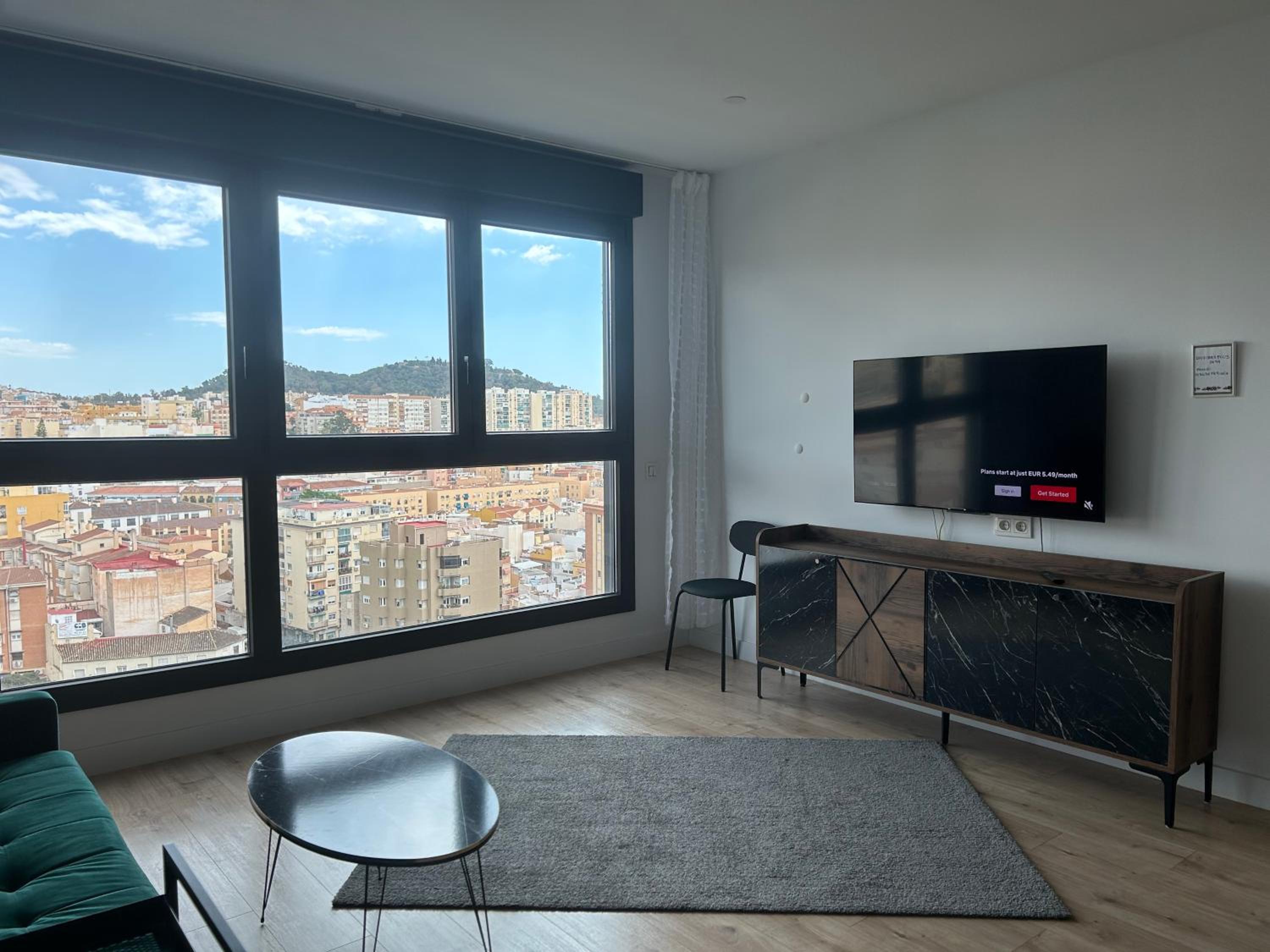 Luxury tower pool&free parking 10 min to historical center