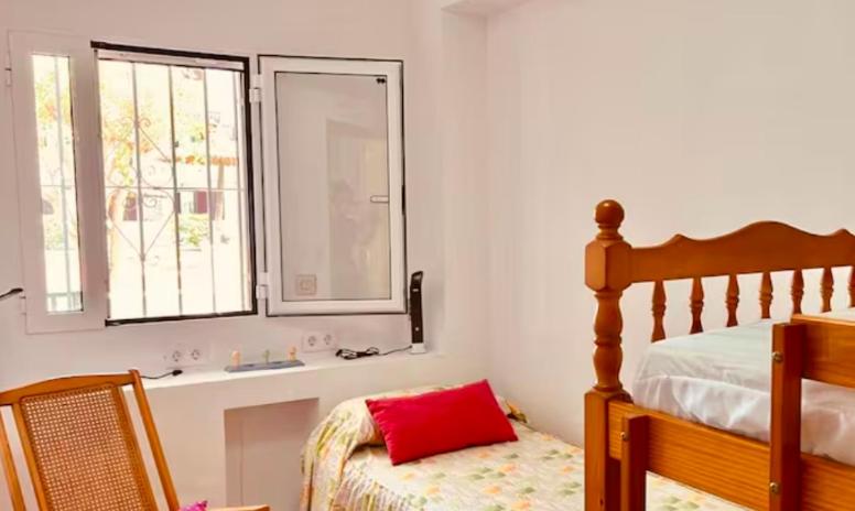 Casita con jardín y piscina comunitaria en Dénia, muy cerca de la playa de las Rotas view 5