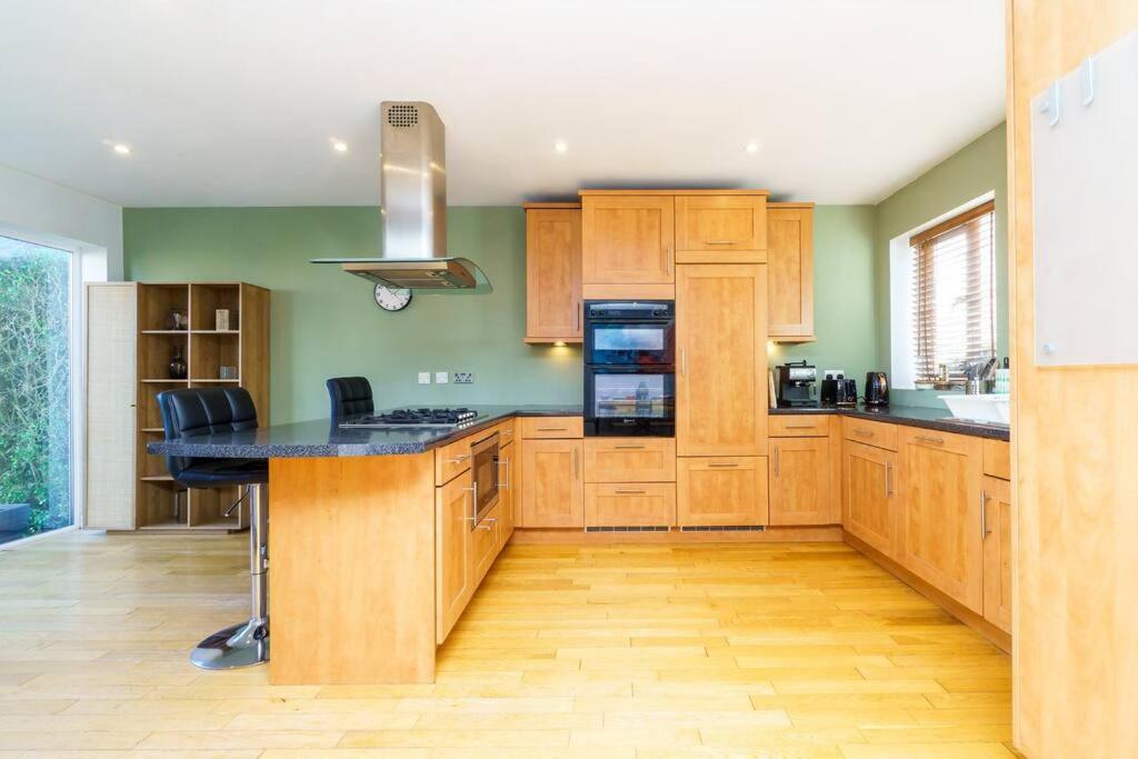 Spacious 4-Bed Bristol | WiFi | Parking | Workspace view 4