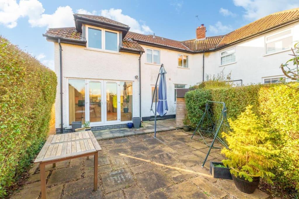 Spacious 4-Bed Bristol | WiFi | Parking | Workspace view 2