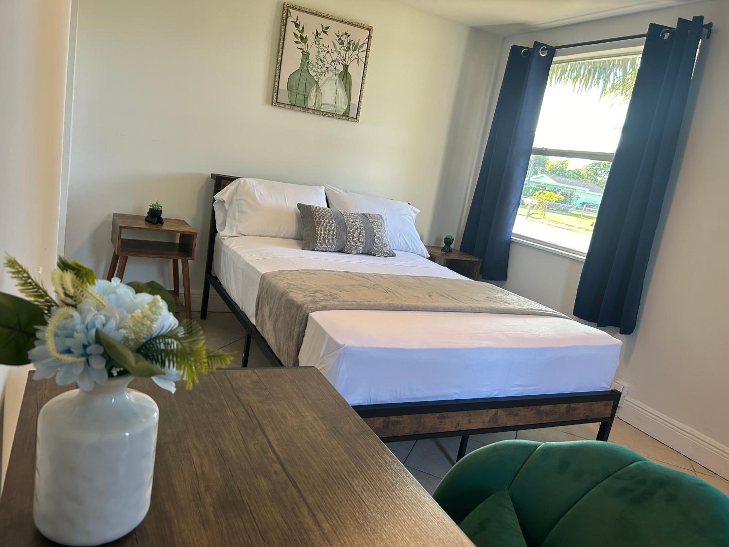 Private Rooms in West Palm Beach - Next to Airport view 5