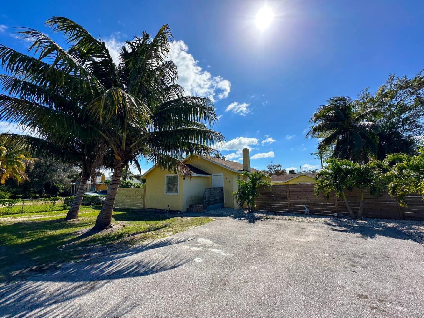 Private Rooms in West Palm Beach - Next to Airport view 2