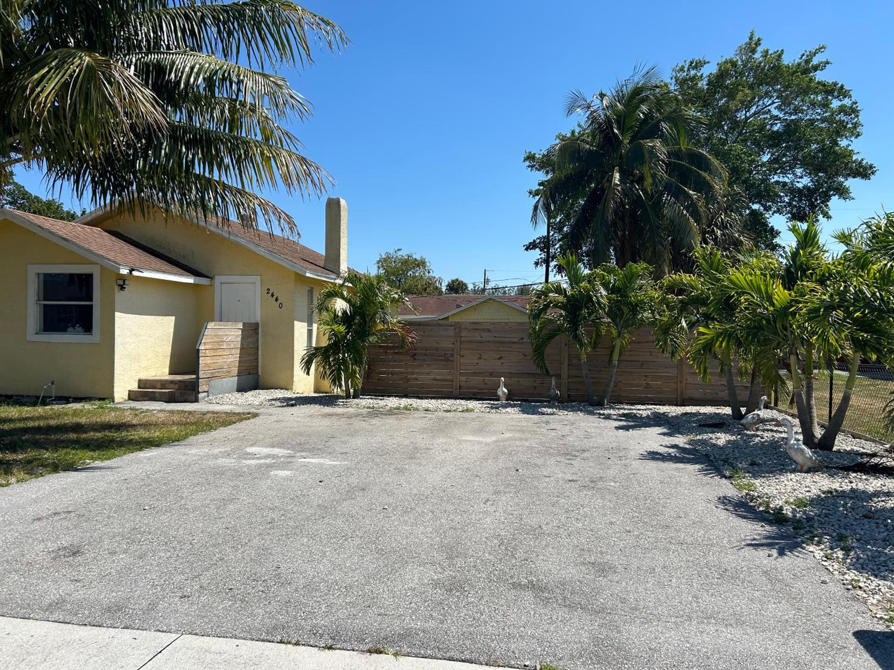 Private Rooms in West Palm Beach - Next to Airport view 3