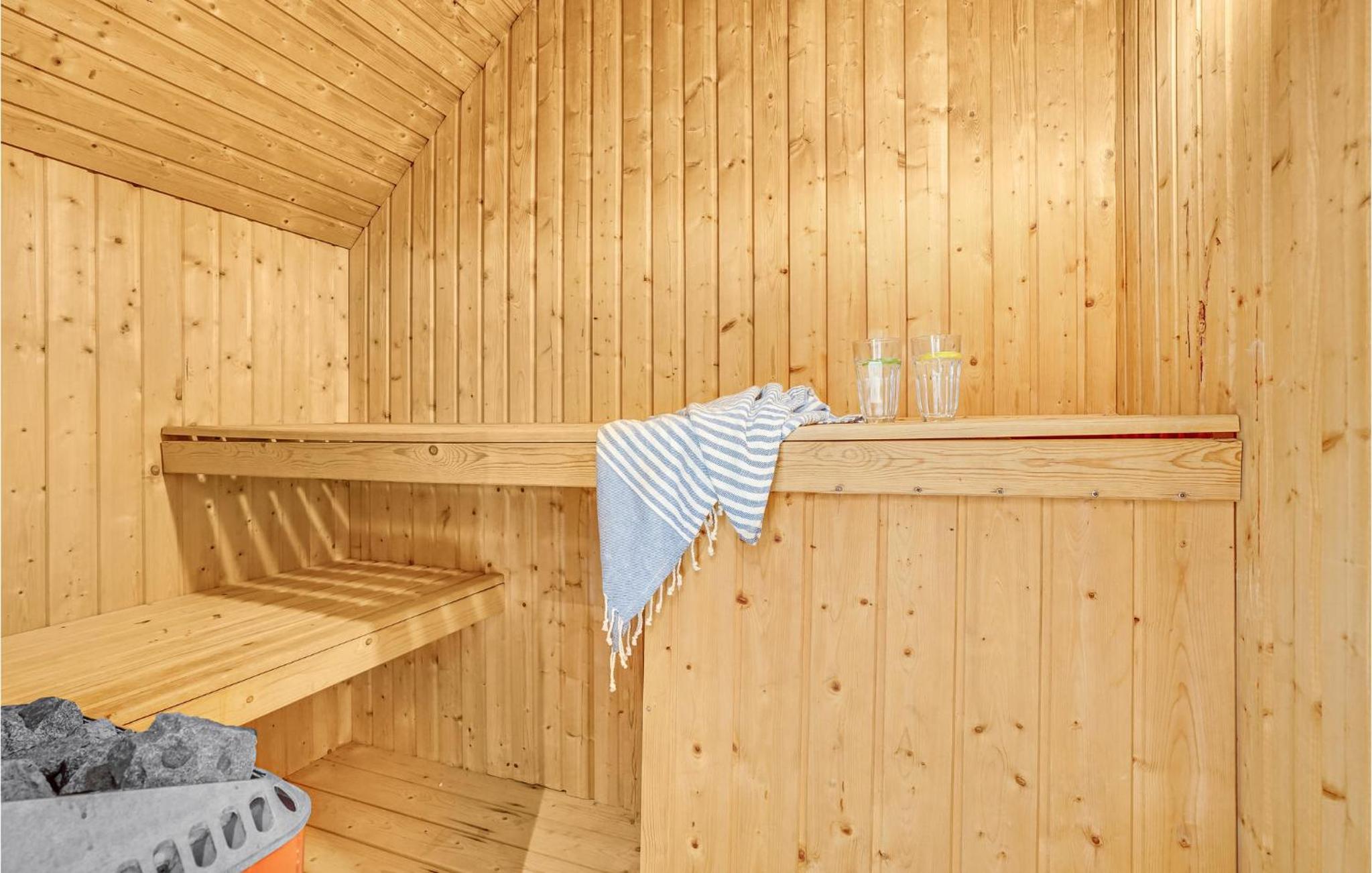 Lovely Home In Ulfborg With Wifi