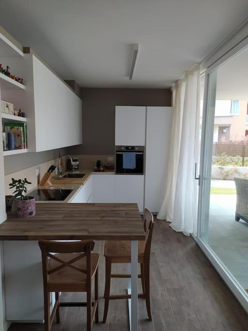 Appartamento nuovo e moderno, contornato di verde view 5
