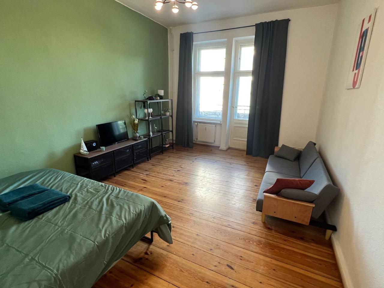 Stylish 2-room Apartment with Balcony Next to East Side Gallery