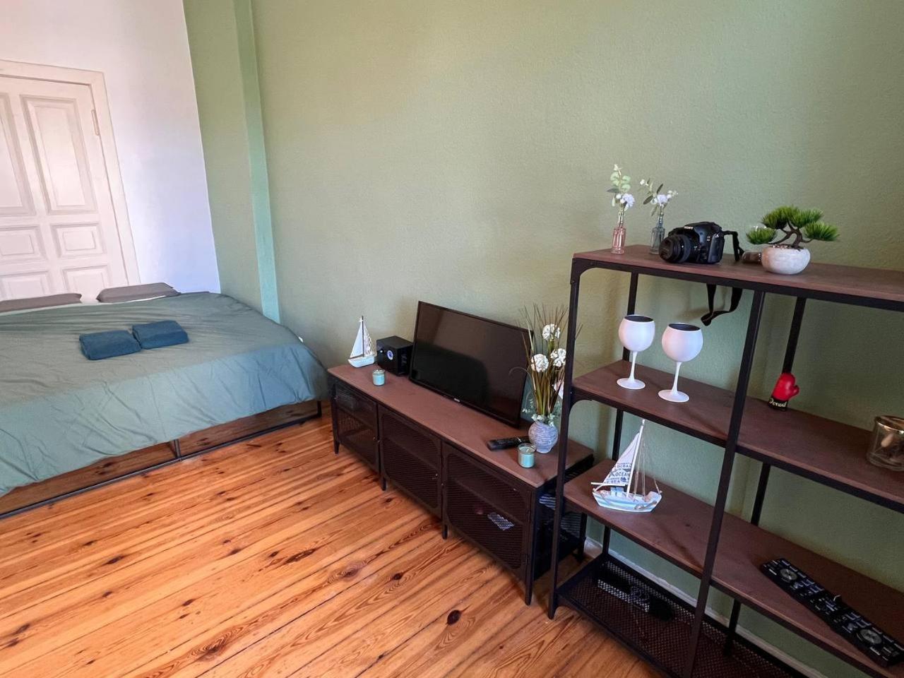 Stylish 2-room Apartment with Balcony Next to East Side Gallery