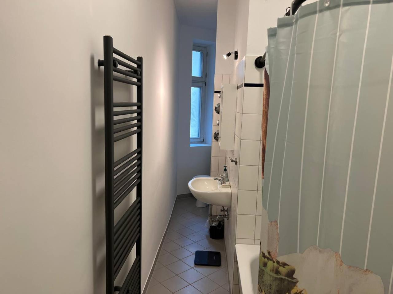 Stylish 2-room Apartment with Balcony Next to East Side Gallery