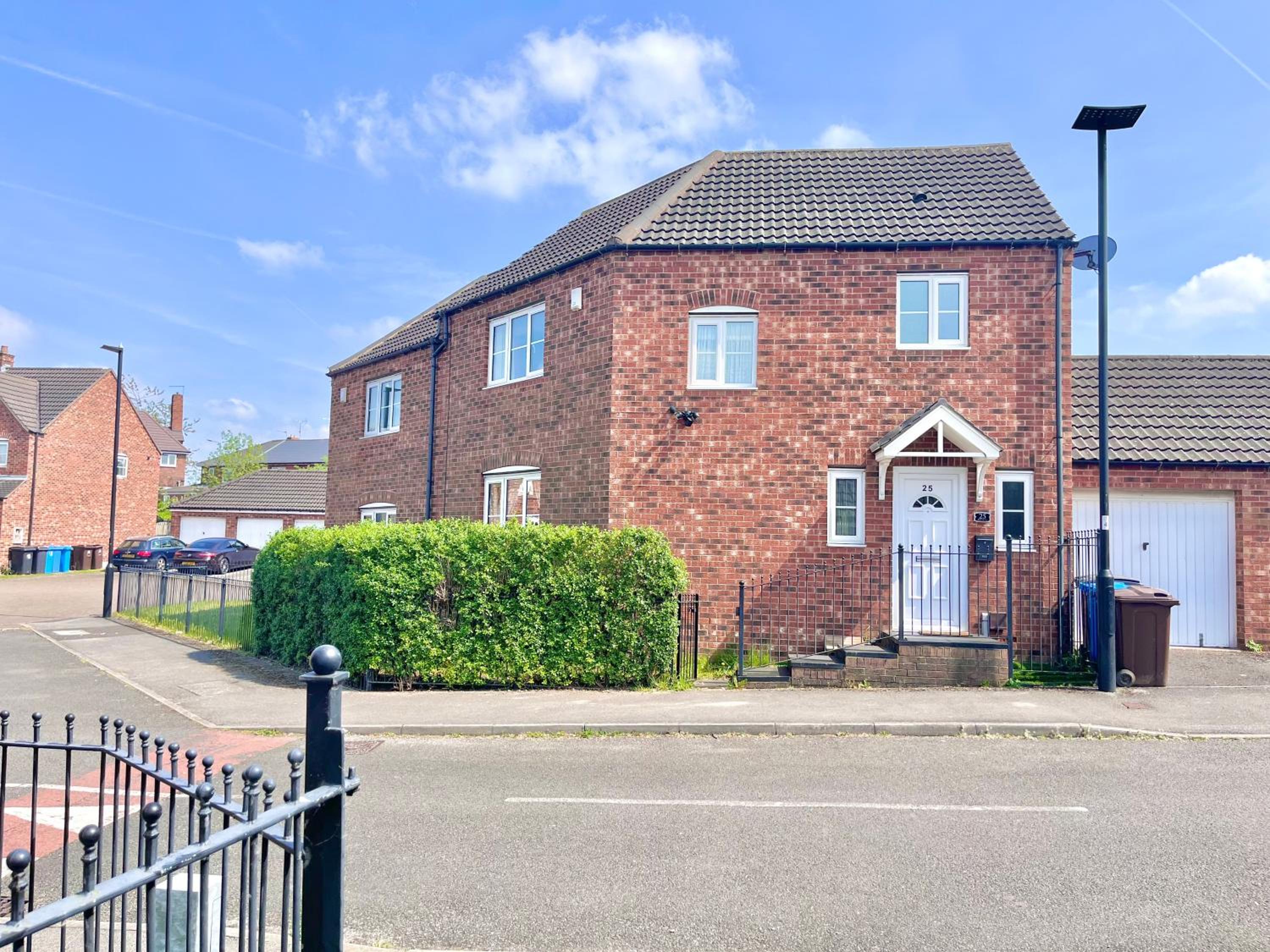 Payler 4 Bedroom House Stylish with 7 Beds Parking Near M1
