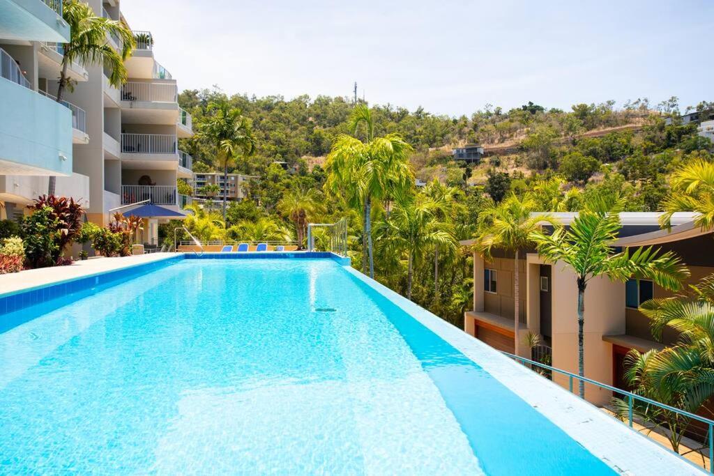 Azure Sea, Oceanviews, Wifi, 2 Pools + Gym