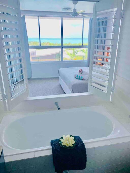 Azure Sea, Oceanviews, Wifi, 2 Pools + Gym