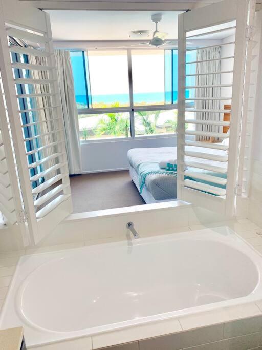 Azure Sea, Oceanviews, Wifi, 2 Pools + Gym