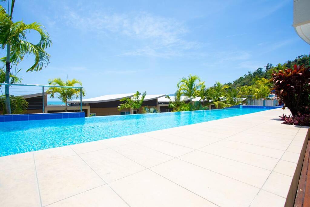 Azure Sea, Oceanviews, Wifi, 2 Pools + Gym