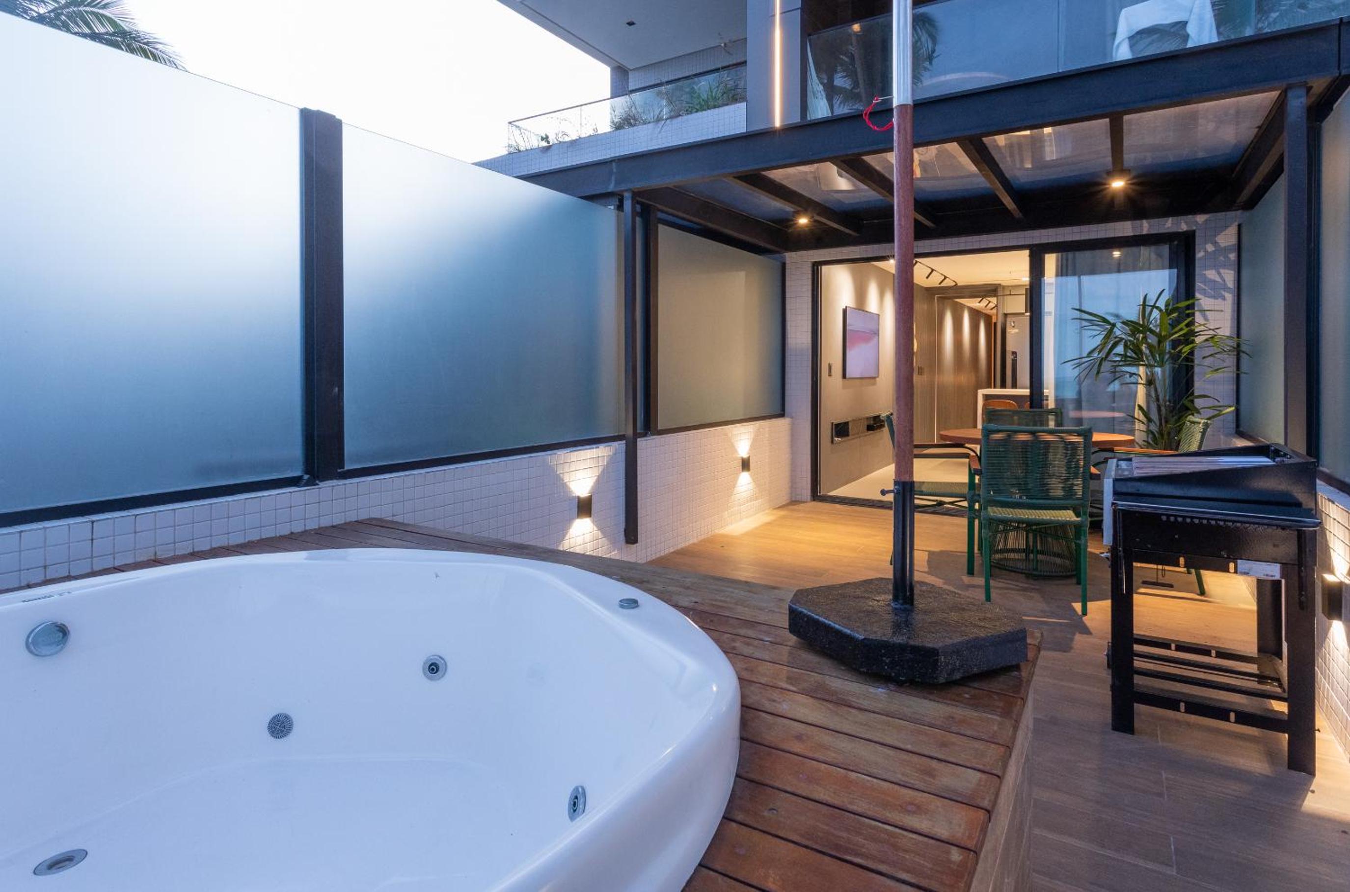 Loft com jacuzzi privativa frente mar do Bessa