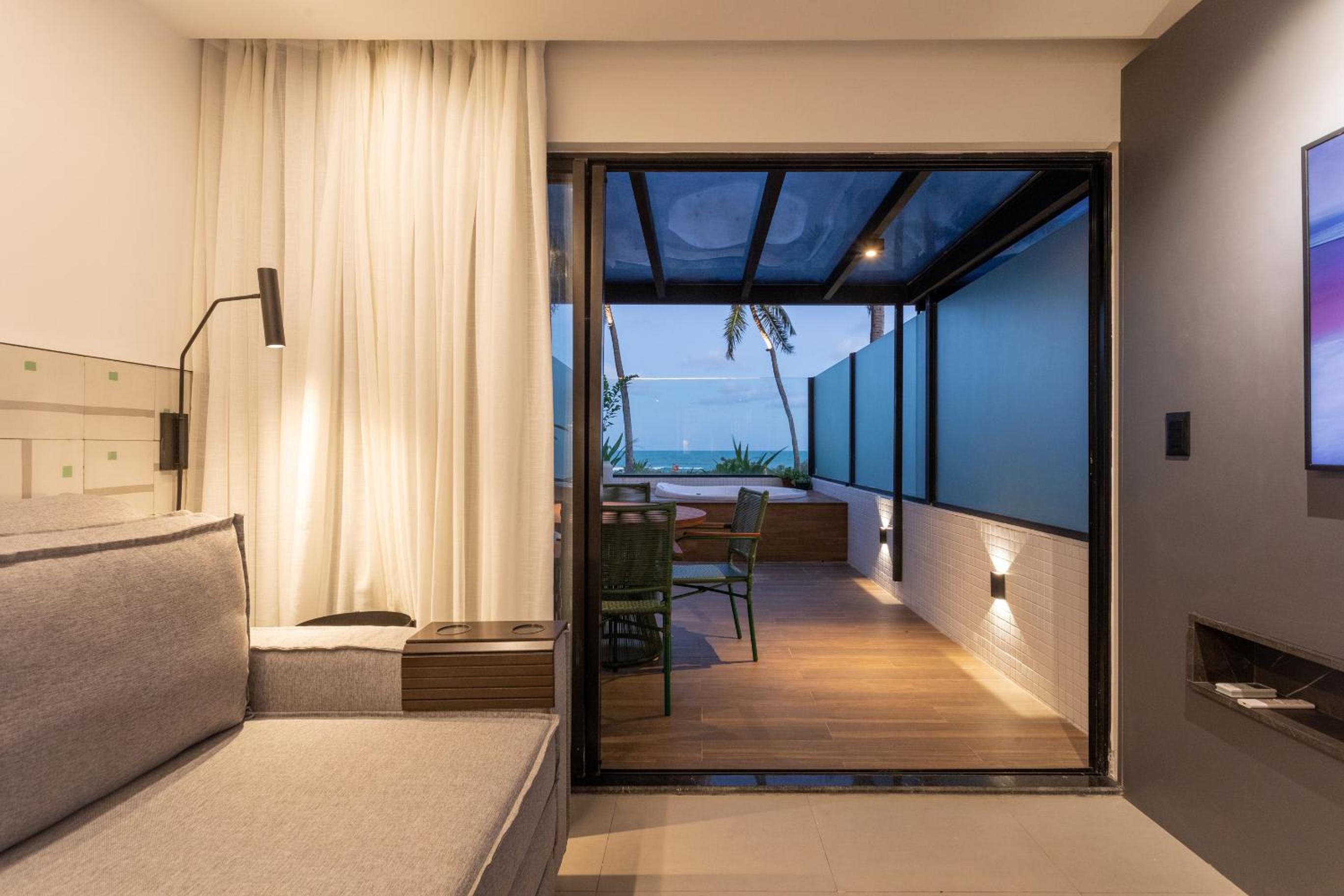 Loft com jacuzzi privativa frente mar do Bessa