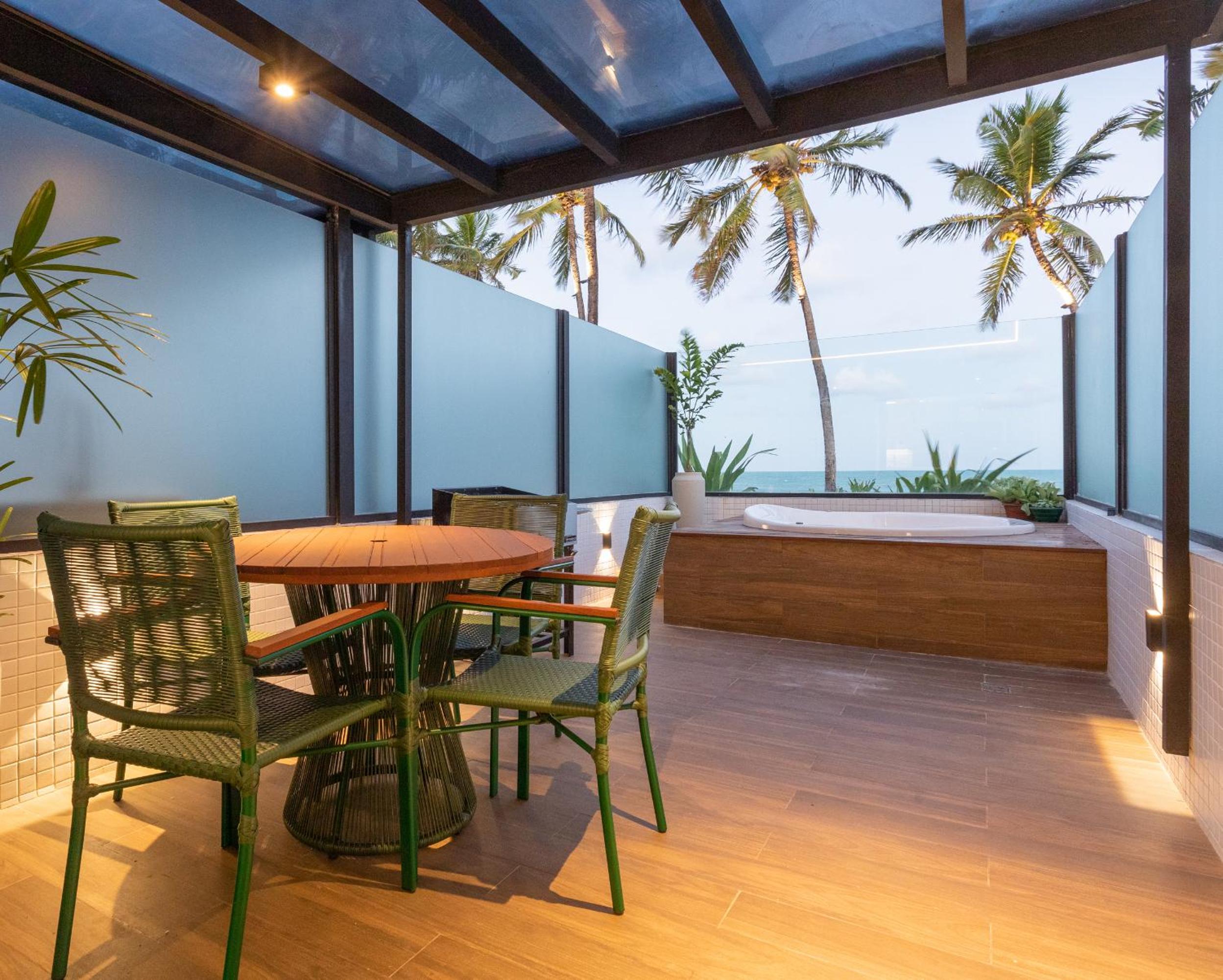 Loft com jacuzzi privativa frente mar do Bessa
