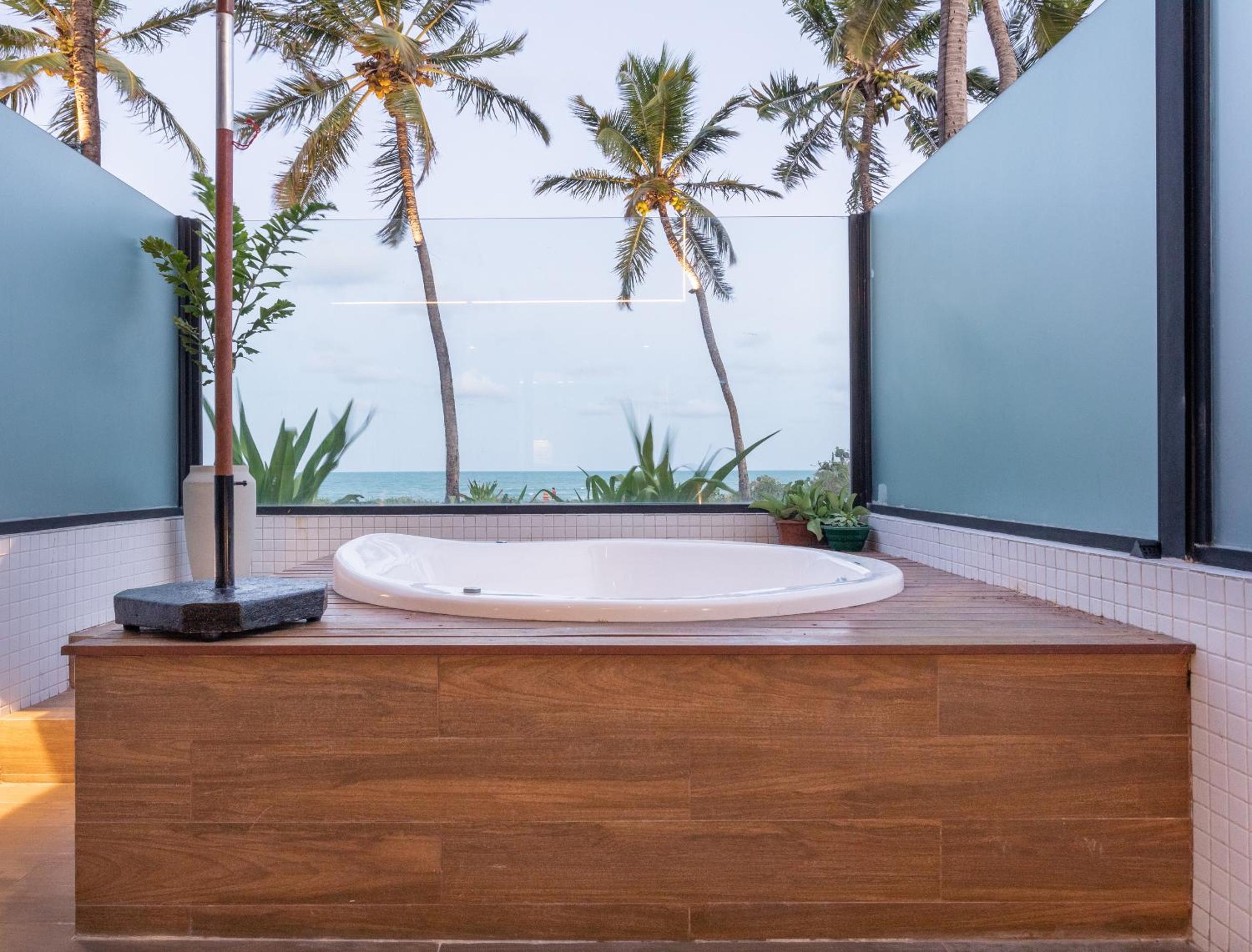 Loft com jacuzzi privativa frente mar do Bessa
