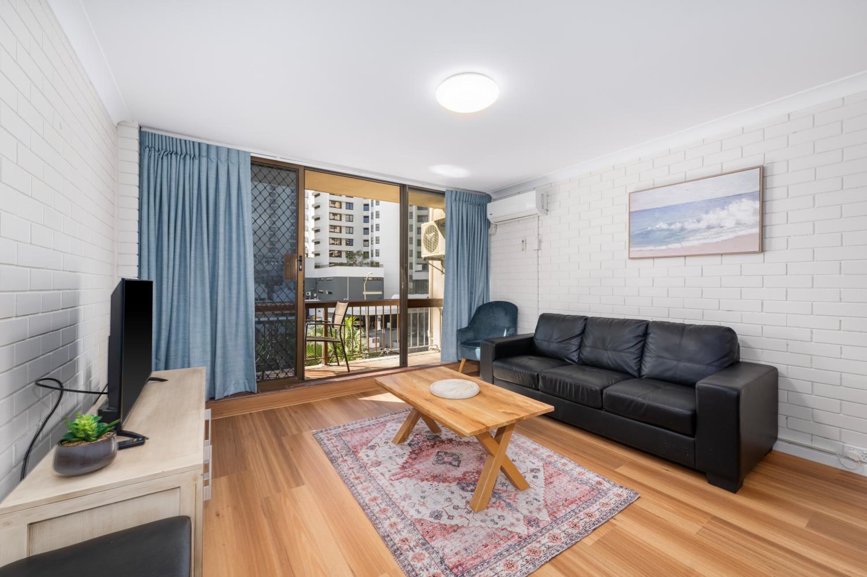 Surfers Paradise- meters from the beach!