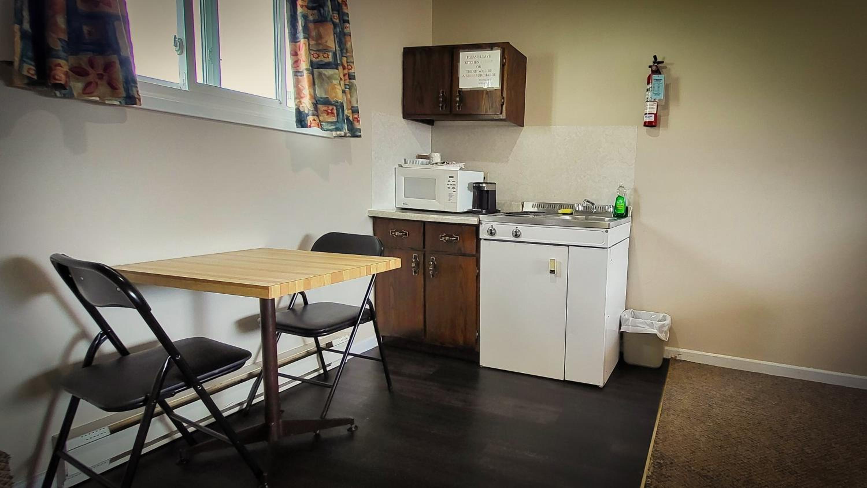 Maple Leaf Inn & Suites