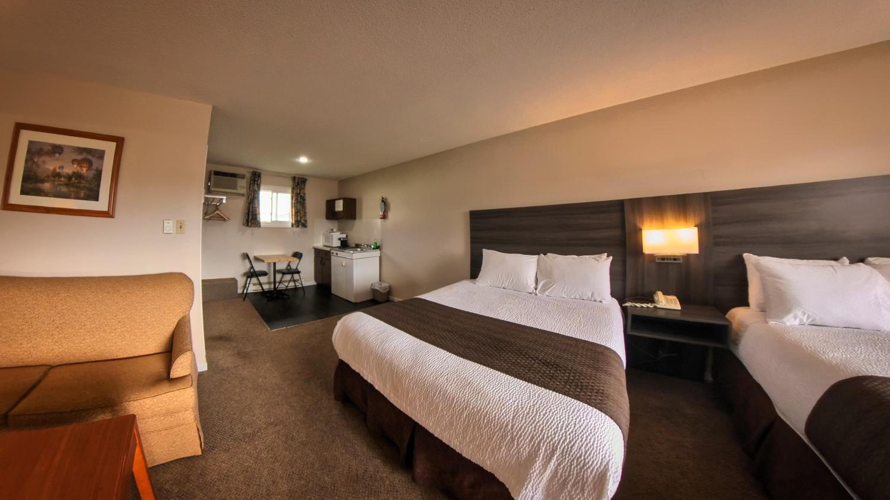 Maple Leaf Inn & Suites