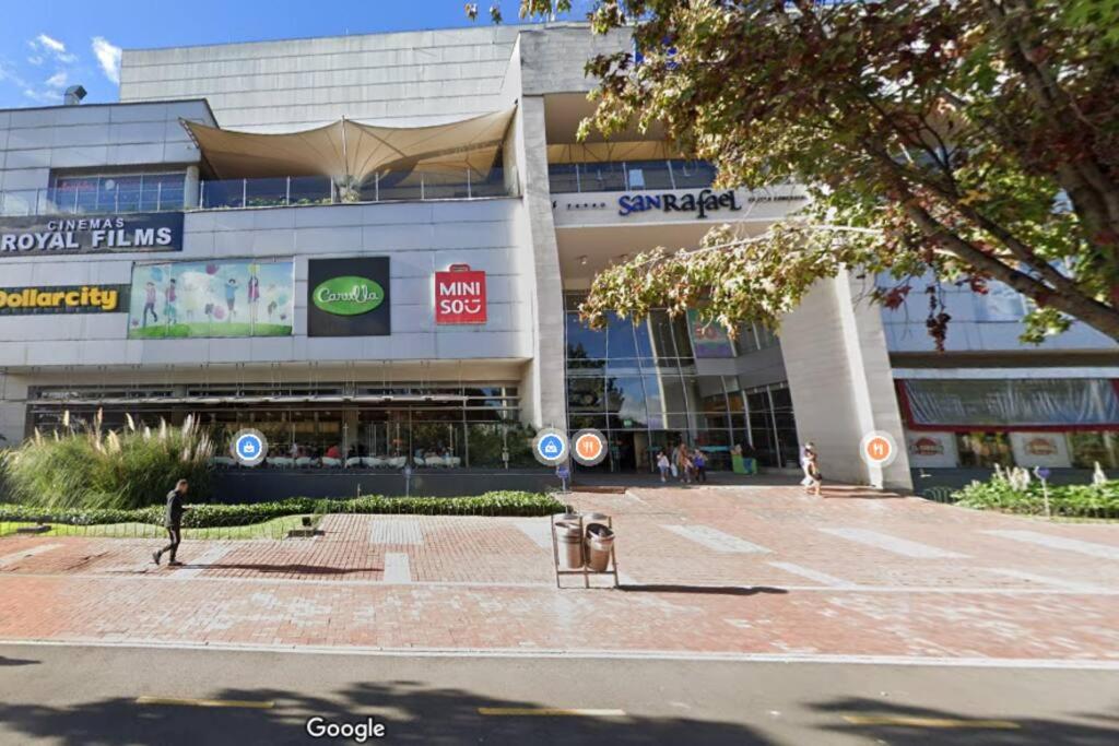 City Escape, Brand New Flat with Wooden Accent in upper class neighborhood in Bogotá