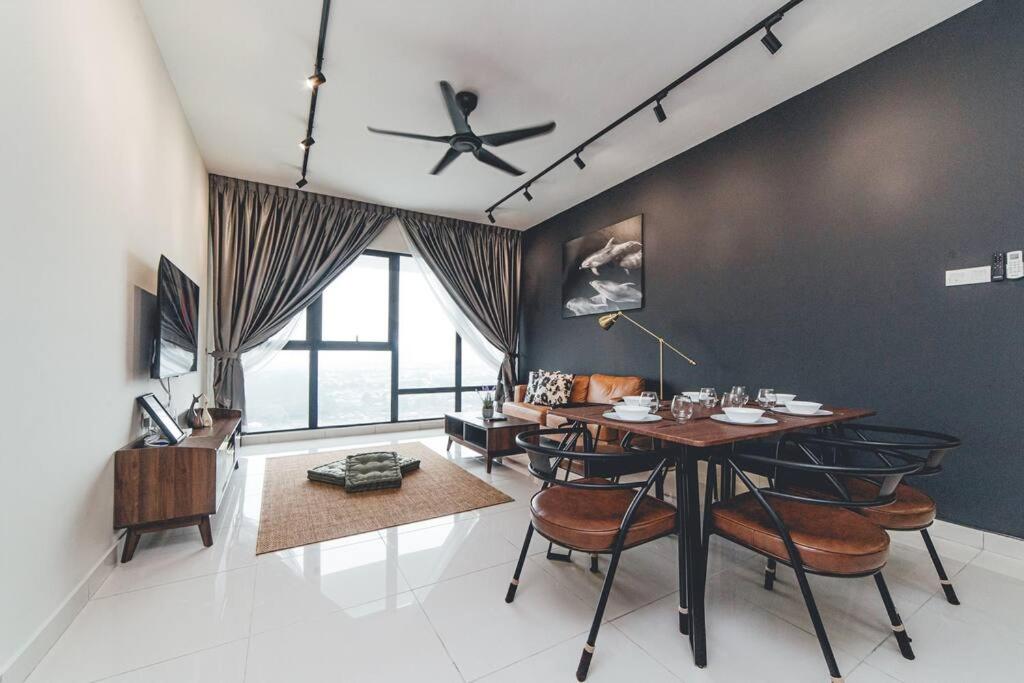 Wooden Sand MosaicSouthkey 3BR w bathtub Midvalley by Our Stay