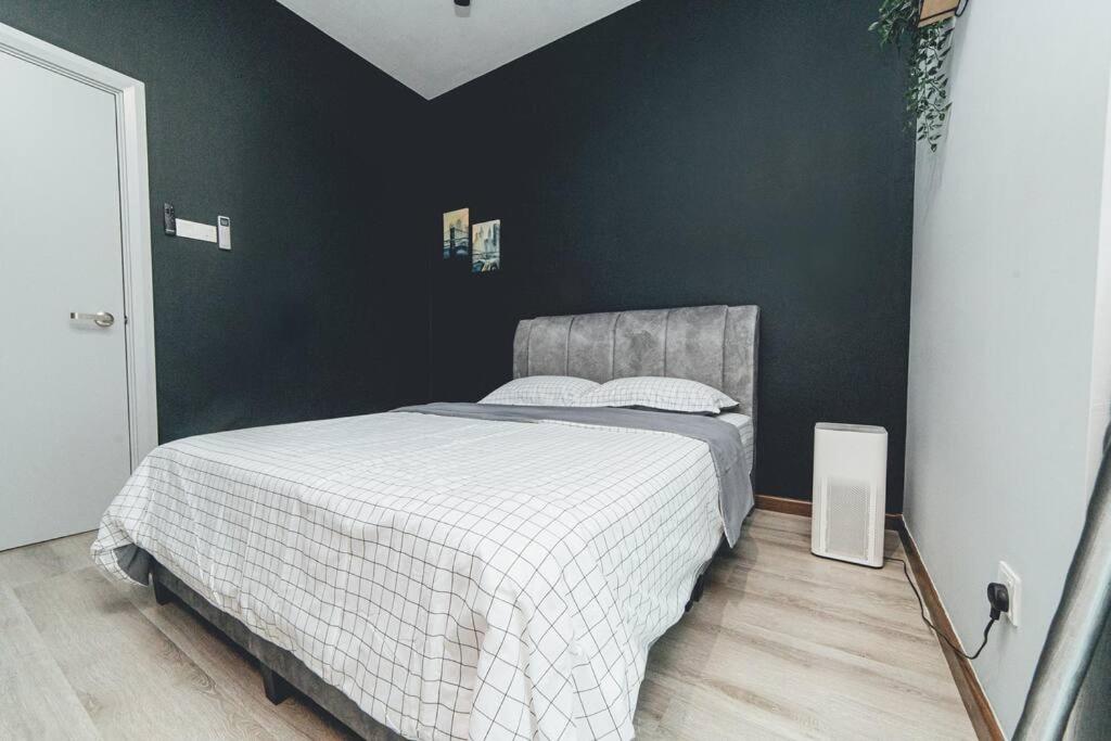 Wooden Sand MosaicSouthkey 3BR w bathtub Midvalley by Our Stay