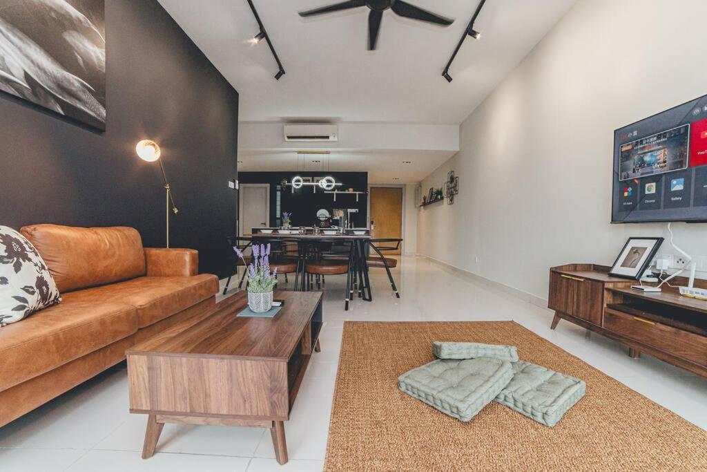Wooden Sand MosaicSouthkey 3BR w bathtub Midvalley by Our Stay