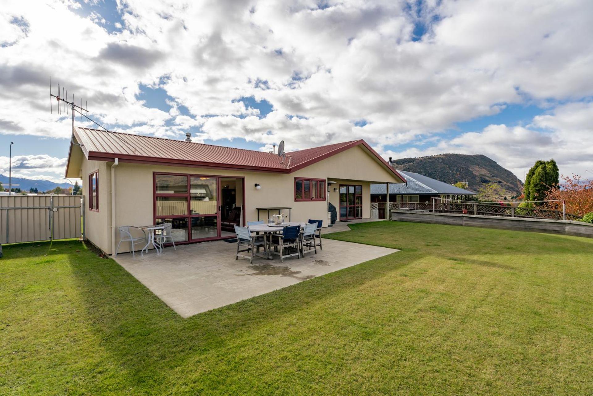 Alpine Scenery - Wanaka Holiday Home view 2
