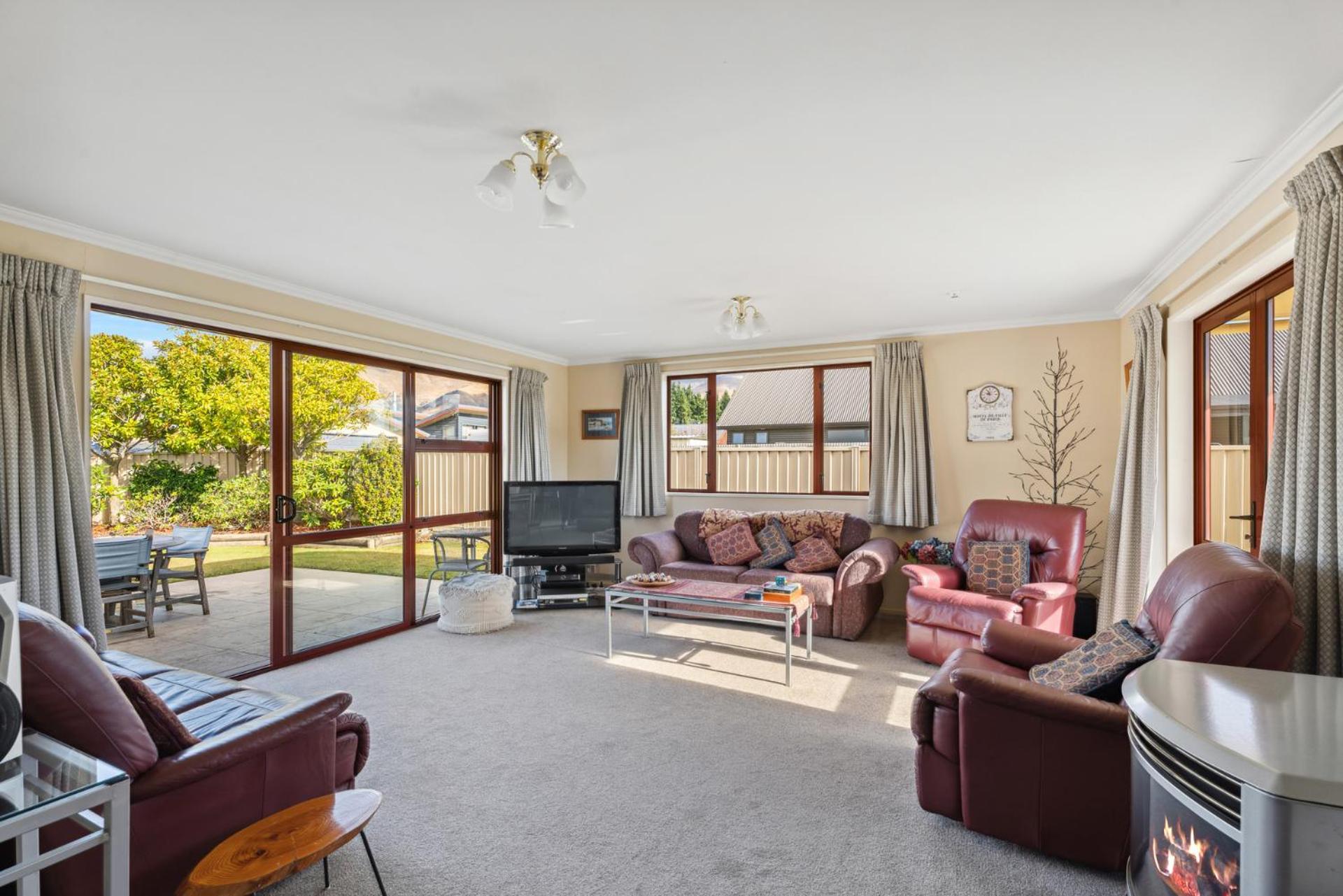 Alpine Scenery - Wanaka Holiday Home view 3