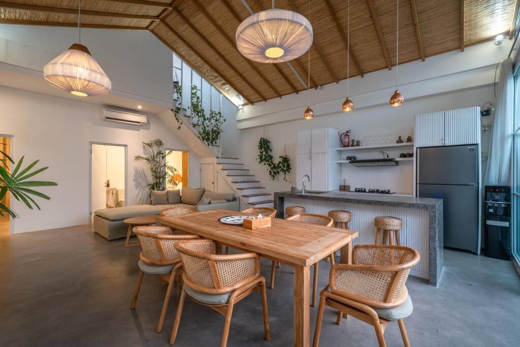Beach Bliss Retreat 1: Modern 3BR Villa in Canggu view 2