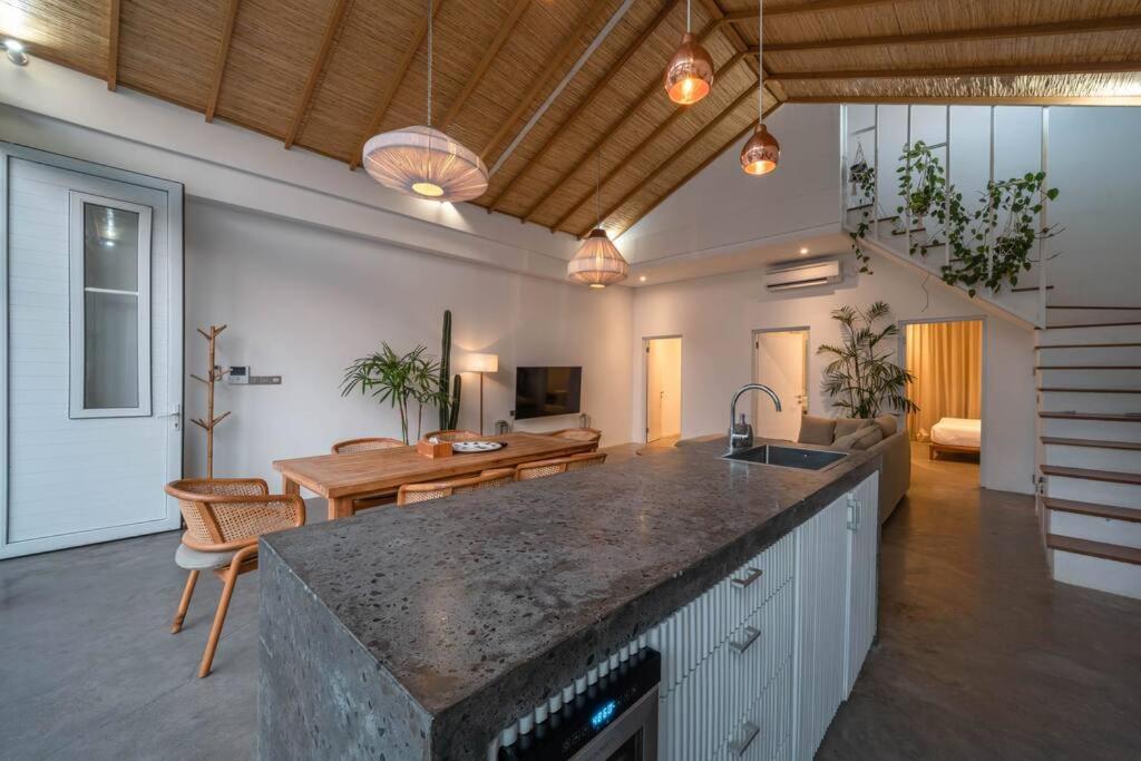 Beach Bliss Retreat 1: Modern 3BR Villa in Canggu view 3