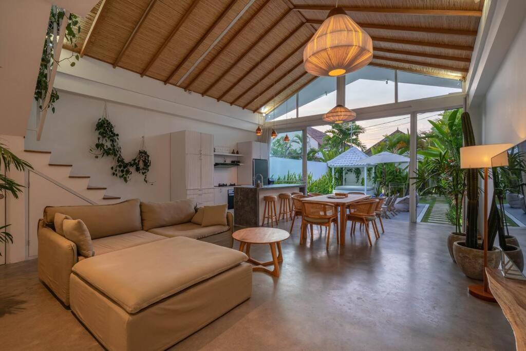 Beach Bliss Retreat 1: Modern 3BR Villa in Canggu view 4